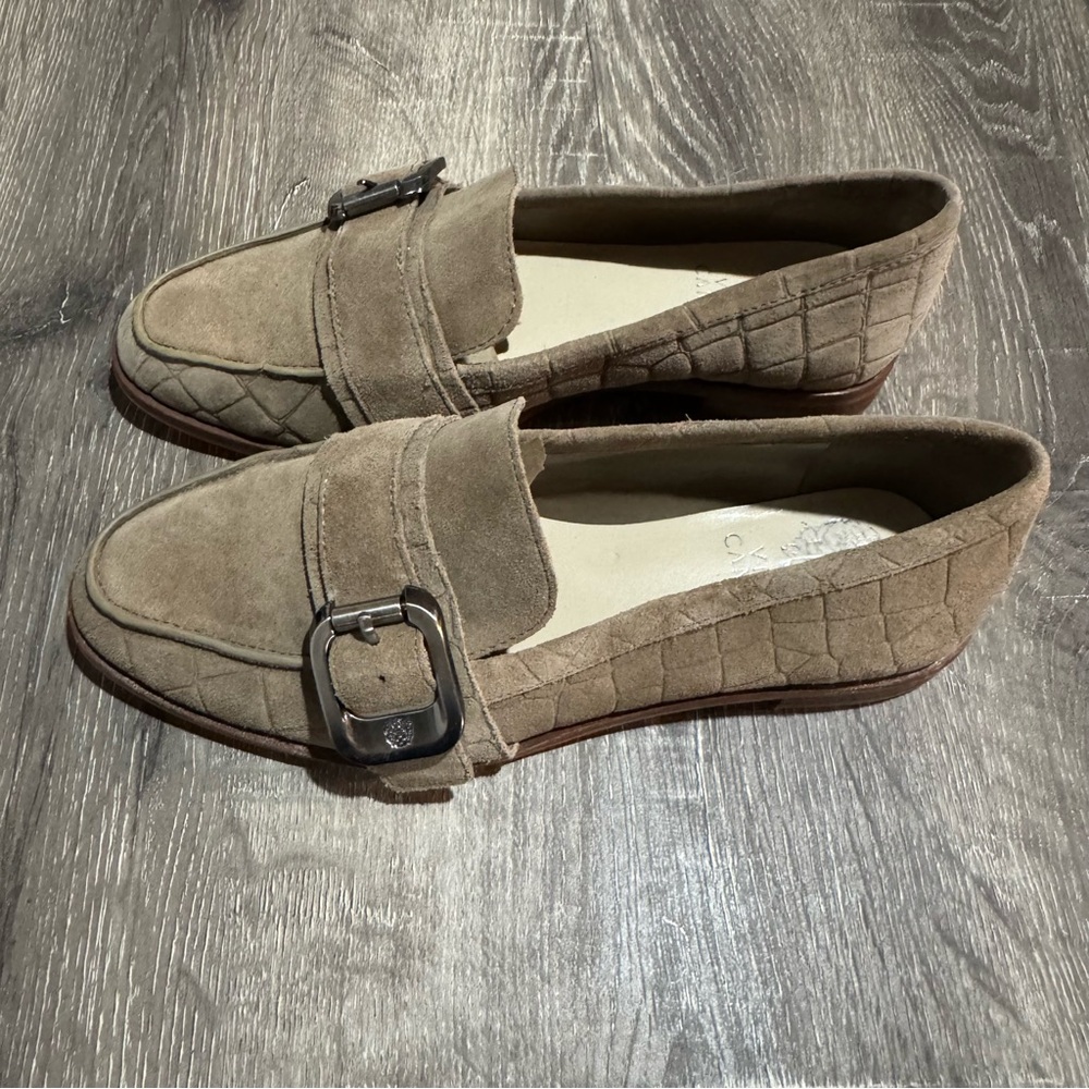 Vince Camuto Womens Cenkanda Tan Suede Loafers Shoes 6 Medium With Buckle